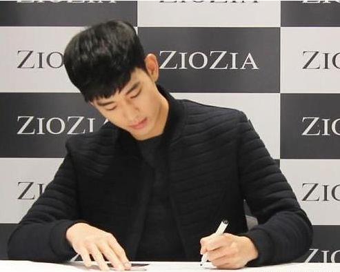 左撇子韩国明星,揭秘韩国明星中的独特左撇子风采